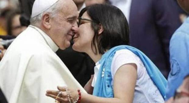 Papa Francesco, dopo le suore anche le donne di Voices of Faith lo criticano: «Non fa niente contro il maschilismo»
