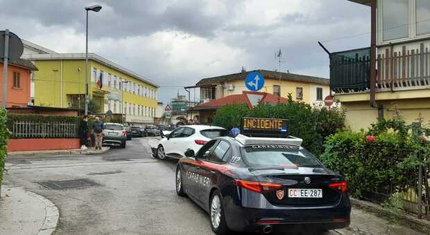 Scontro tra due auto in piazza Piave a Cassino, due donne finiscono in ospedale
