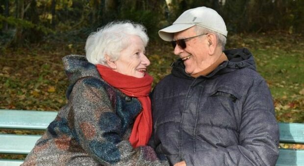 Si incontrano sulla panchina della casa di riposo, a 85 anni scoppia l'amore: «L'uomo ideale, mi sono sentita di nuovo giovane»