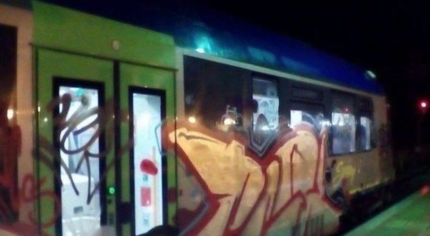 Macerata, writer imbrattano un treno nella notte: sorpresa in stazione