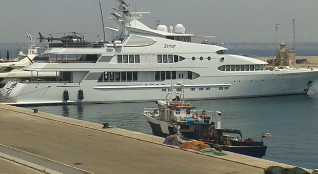Super yacht nel porto di Gallipoli: 80 metri con elicottero. Caccia al nome del paperone