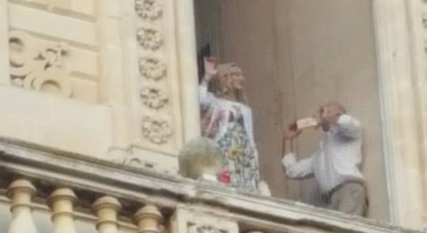 Madonna, vacanza tra pizzica, Vesuvio pop, selfie e passeggiate nel barocco