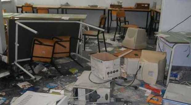 Un interno della scuola Antognini devastata