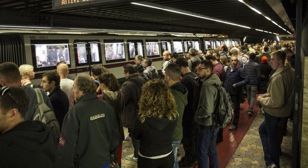 Roma, metro A ferma ad agosto: «I binari sono da sostituire»