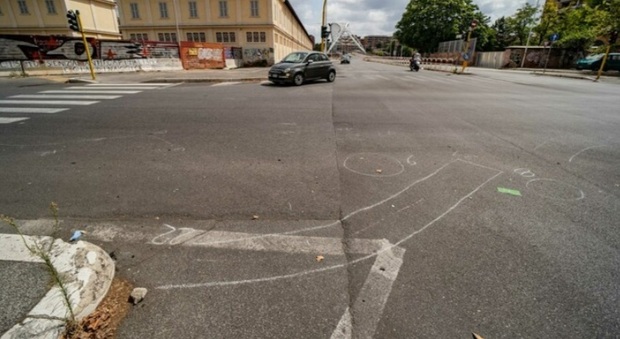 Roma, auto si schianta contro uno scooter e fugge: muore giovane di 27 anni. Si costituisce pirata 25enne