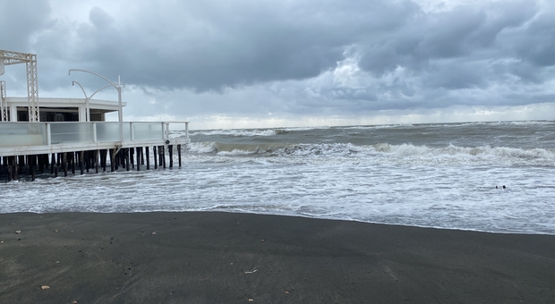 Ostia, la spiaggia non c'è più. I gestori dei lidi: «È stata divorata dal mare, a rischio la prossima stagione balneare»