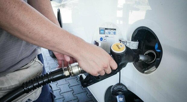 Caro benzina, la falla del taglia-accise: scatta se sale il petrolio, non il carburante