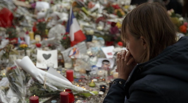 Antoine rimasto vedovo con un figlio da crescere scrive ai terroristi: «Non avrete mai il mio odio»