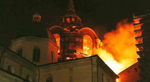 Notre-Dame, in fiamme 22 anni la cappella della Sindone a Torino