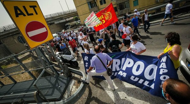 Whirlpool Napoli Est, gli operai bloccano un'altra volta lo svincolo dell'autostrada