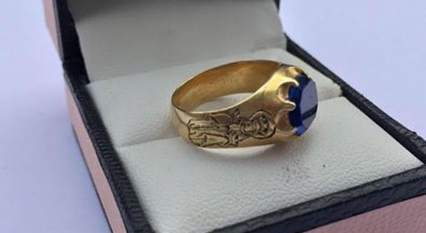 Cerca tesori con il metal detector: trova un anello medievale da 83mila euro