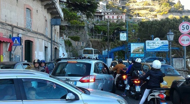 «Inferno» Costiera amalfitana traffico e caos paralizzano i turisti