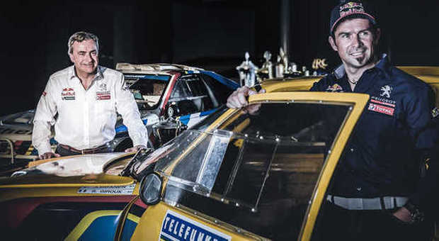Carlos Sainz ( asinistra nella foto) e Cyril Despres con le vecchie Peugeot della Dakar