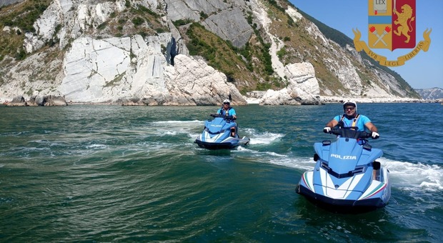 Ancona, gommone in balia di correnti e onde: salvati con le moto d'acqua