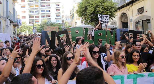 L'urlo degli studenti di Salerno: «Respiriamo veleni»
