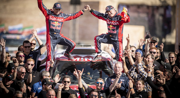 A destra Carlos Sainz, ha vinto la sua terza Dakar con la Mini