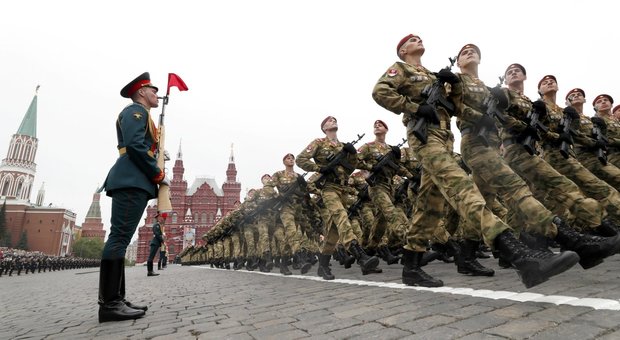 Coronavirus, in quarantena 15mila soldati russi: stavano preparando la sfilata del 9 maggio, rinviata da Putin