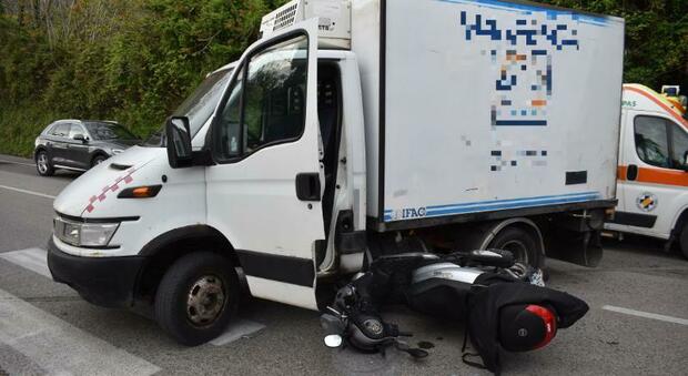 Pesaro, il camioncino svolta e lo scooter si schianta contro la fiancata: centauro 37enne all'ospedale