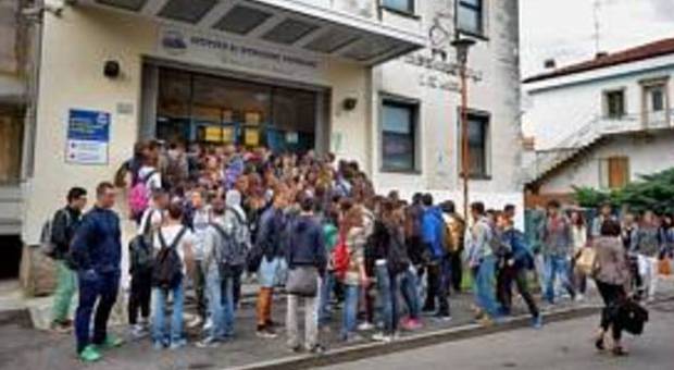 Studenti davanti a un istituto superiore di Rovigo (foto d'archivio)