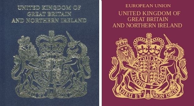 Il nuovo passaporto blu e quello vecchio con la scritta European Union