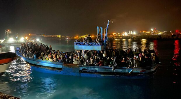 Migranti, Lampedusa è sotto assedio e l'Italia richiama l'Europa
