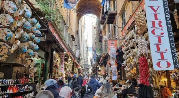 Napoli: assalto dei turisti a San Gregorio Armeno, non regge il dispositivo anti-caos