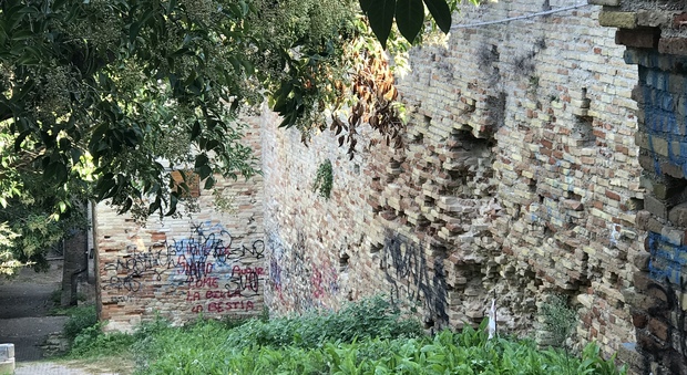 Porto San Giorgio, antiche mura nel mirino dei vandali