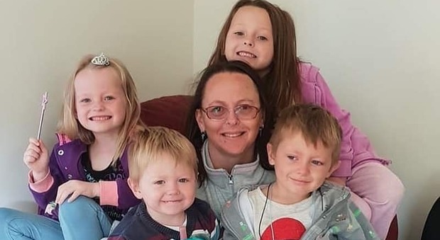 Mamma muore con i 4 figli in auto: tragico incidente frontale con un Tir