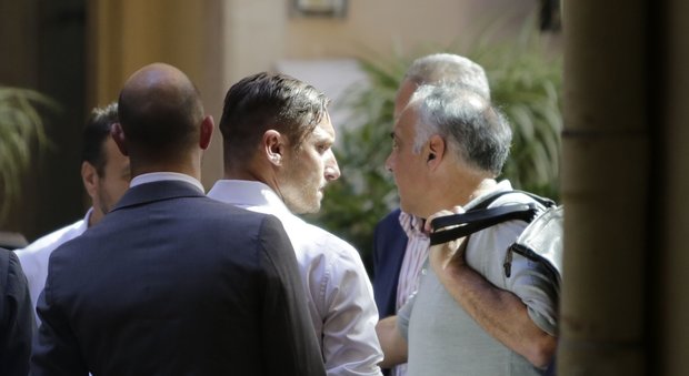 Ballottaggio, Totti vota Giachetti: "Io sono sempre per Roma olimpica"