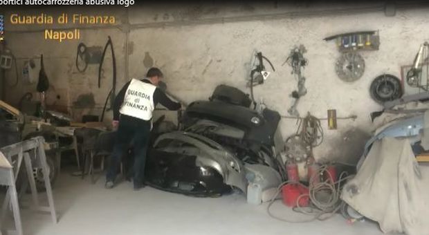 Autocarrozzeria abusiva realizzata in garage nel Napoletano