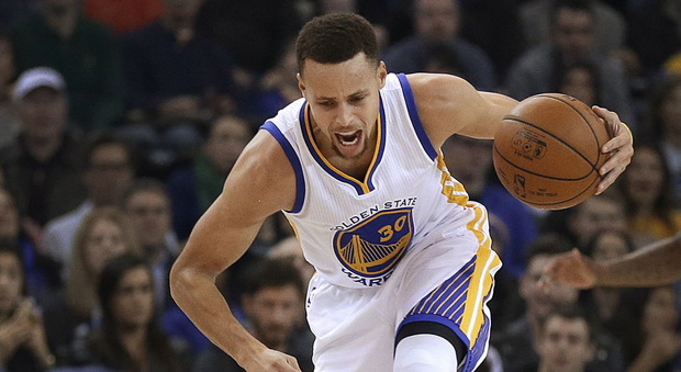 Nba, Golden State demolisce Sacramento: per Stephen Curry 17 punti in 3 minuti
