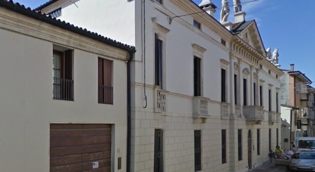 Corteo davanti alla (ex) villa di Zonin «La magistratura sequestri i beni»