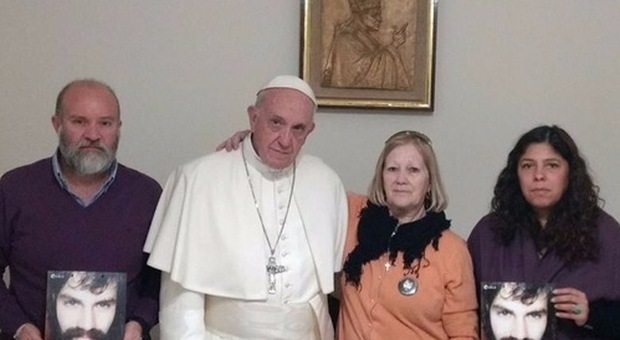 Roma, i familiari di Santiago Maldonado tornano in Argentina dopo aver visto il Papa: «Chiediamo indagini indipendenti»