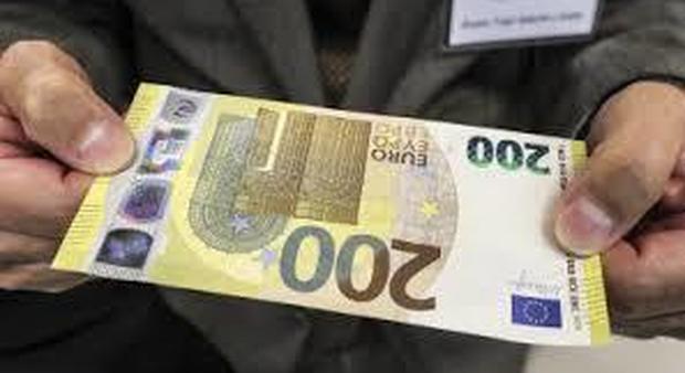 Cagli, pagano gli slip con 200 euro confondono la negoziante e la derubano