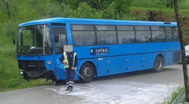 Incidente frontale con la Mercedes contro un bus Cotral a Morlupo: muore 69enne romano