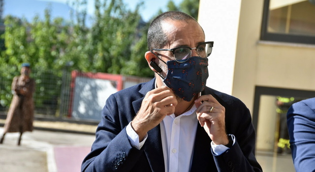 Movida, l'appello del sindaco Latini: «Ragazzi mettetevi la mascherina, non saranno più tollerati comportamenti che mettano a repentaglio la salute»