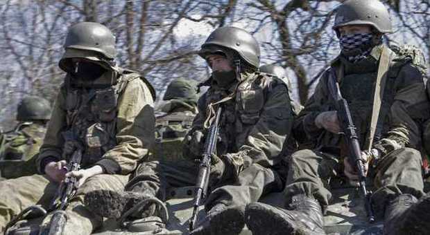Soldati filorussi su un carro armato nei pressi di Donetsk
