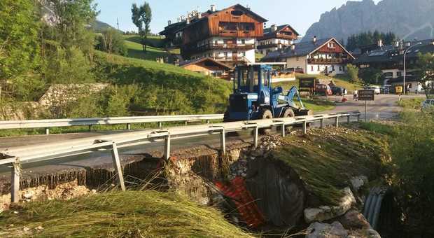 Bomba d'acqua a Cortina: crolla un ponte, tanti danni, case e ristoranti evacuati. 48enne morto: forse colpito da fulmine