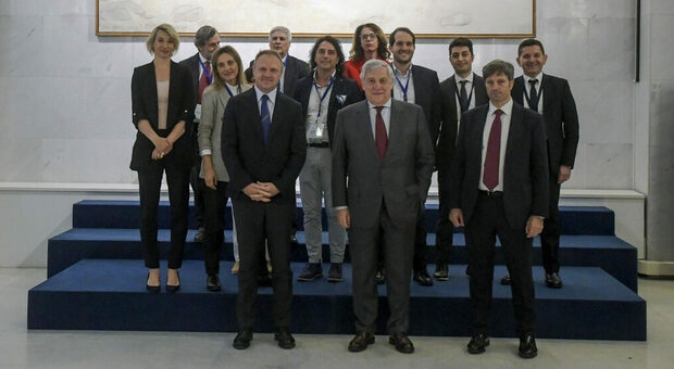 Al centro il ministro Tajani con i partecipanti alla presentazione della manifestazione