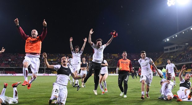 L'esultanza dei calciatori del Cittadella dopo la vittoria sul Benevento che ha aperto le porte alla finale
