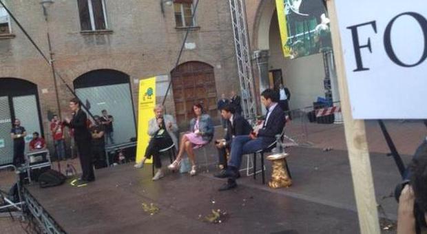 Renzi contestato sul palco con fischi e lancio di uova. ​Il premier: "Non ci facciamo tappare la bocca"