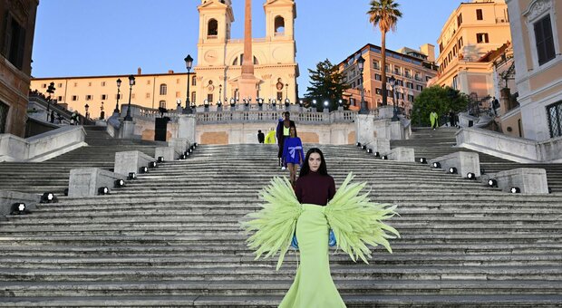 Valentino The Beginning, la sfilata in Piazza di Spagna: una collezione nel segno dell'inclusività