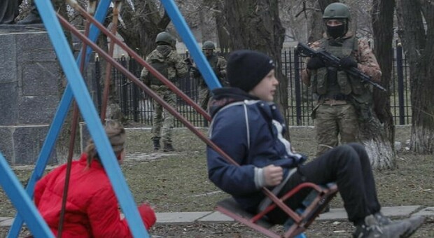 Nelle scuole russe torna l’addestramento militare obbligatorio, così Putin prepara i bimbi alla guerra