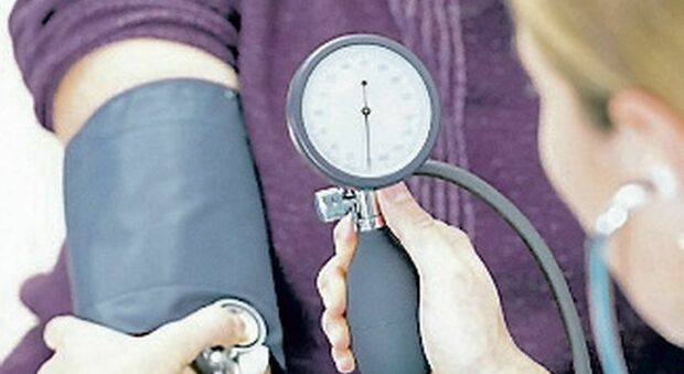 Caldo record e ipertensione, i consigli del cardiologo: «Ecco i tre cibi da evitare». Infarto recidivo, il rischio più alto è per le donne