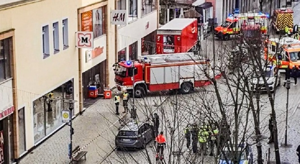 Germania, camion sulla folla investe 5 pedoni: muoiono mamma e figlia, avevano 37 e 11 anni. Tra i feriti anche l'altro figlio