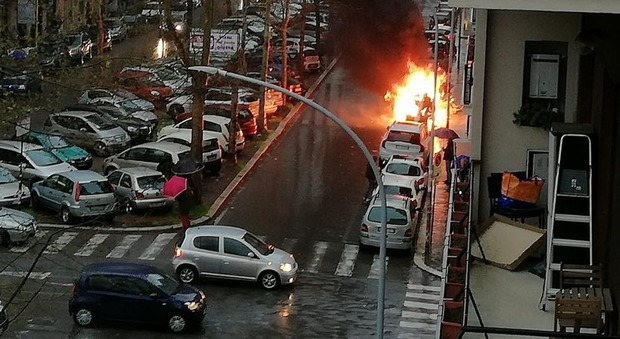 Roma, ancora cassonetti in fiamme al Tuscolano: «Non sono vandali, c'è un piano»