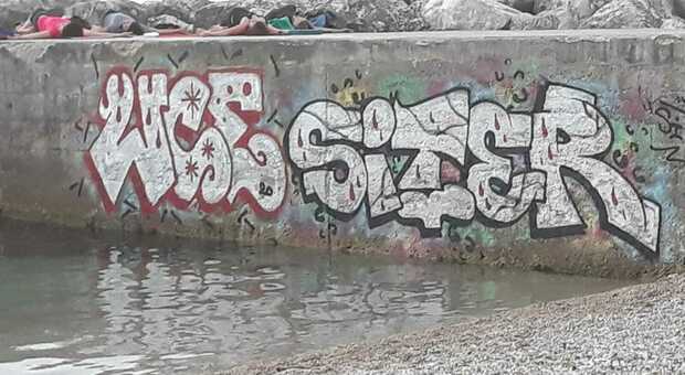 Vandali graffitari deturpano la spiaggia Urbani. Disegnata sul pontile una scritta indecifrabile