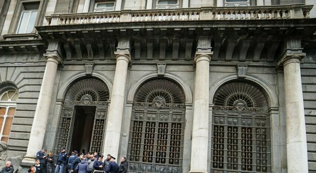 Molestie all'Università Federico II di Napoli, sospeso un tecnico di laboratorio: «Mi ha palpeggiato»