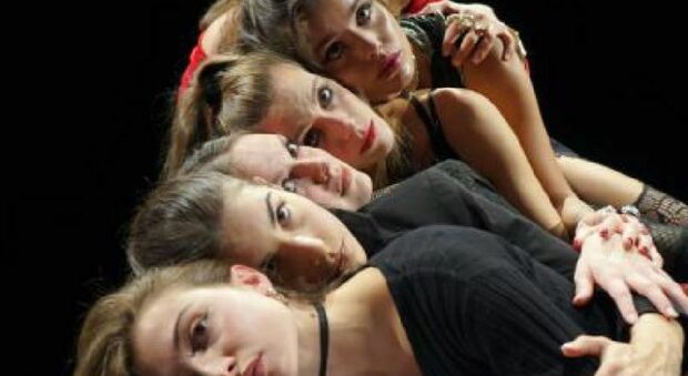 Fare teatro, un'impresa per sette giovani attrici della compagnia “Lo Stormo” in scena con un'opera al femminile