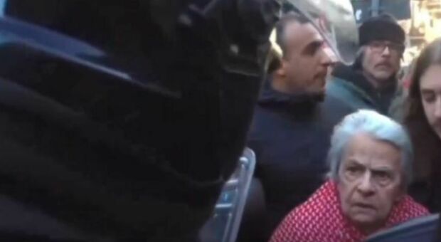 Il carabiniere alla manifestante: «Mattarella non è il mio presidente». Poi si scusa: «È un mio simbolo». Ma l'Arma lo trasferisce